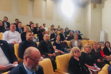 Руководитель фракции КПРФ Александр Наумов, вместе с депутатами-коммунистами Мособлдумы, принял участие в парламентских слушаниях в Госдуме