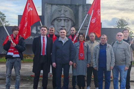 В Калининграде члены ЛКСМ РФ и КПРФ отпраздновали 106-ю годовщину со дня основания Ленинского Комсомола