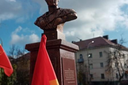 Тамбовские коммунисты отметили День рождения комсомола у памятника Зое Космодемьянской