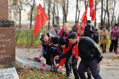 Рязанские коммунисты и комсомольцы отметили 106-ю годовщину Ленинского Комсомола