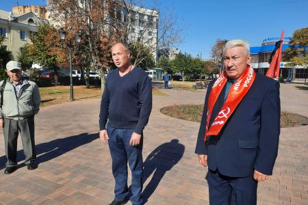 Тамбовские коммунисты провели акцию в память о событиях "Черного октября"