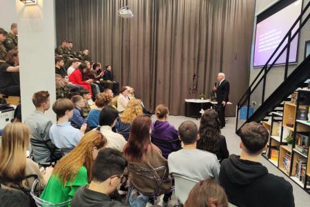 Виктор Соболев встретился со студентами Тюменского госуниверситета, посетил новый корпус и военно-учебный центр вуза