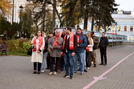 Коммунисты Перми провели возложение цветов к памятнику Владимиру Ильичу Ленину