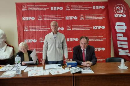 Первый секретарь Московского обкома КПРФ Николай Васильев вручил награды ветеранам комсомола
