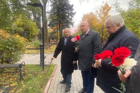Группа лидеров Ленинского комсомола России прежних лет почтила память легендарных вожаков ВЛКСМ