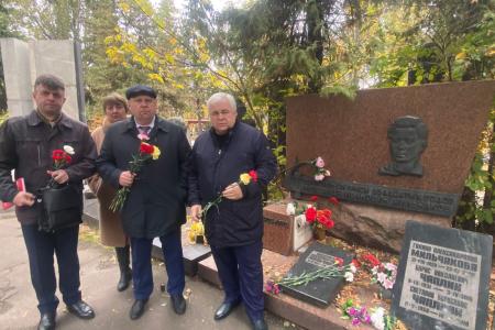 Группа лидеров Ленинского комсомола России прежних лет почтила память легендарных вожаков ВЛКСМ