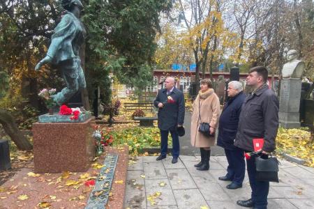 Группа лидеров Ленинского комсомола России прежних лет почтила память легендарных вожаков ВЛКСМ