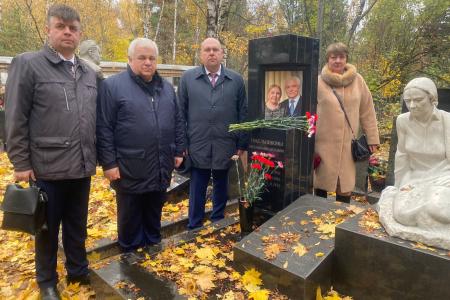 Группа лидеров Ленинского комсомола России прежних лет почтила память легендарных вожаков ВЛКСМ