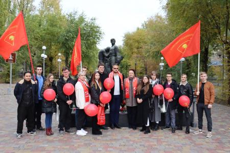 Сталинградские коммунисты и комсомольцы отметили День рождения ВЛКСМ