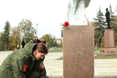 Комсомольский актив Луганска возложил цветы к бюстам молодогвардейцев