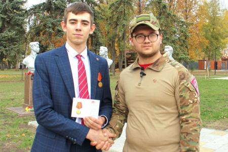 Комсомольский актив Луганска возложил цветы к бюстам молодогвардейцев