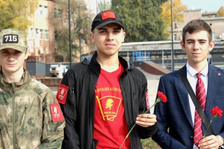Комсомольский актив Луганска возложил цветы к бюстам молодогвардейцев