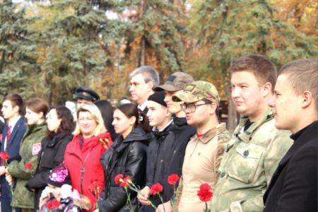 Комсомольский актив Луганска возложил цветы к бюстам молодогвардейцев