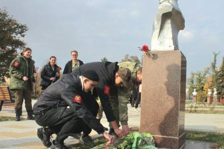 Комсомольский актив Луганска возложил цветы к бюстам молодогвардейцев