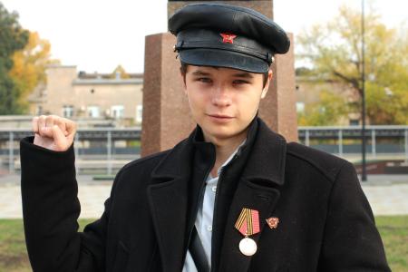 Комсомольский актив Луганска возложил цветы к бюстам молодогвардейцев