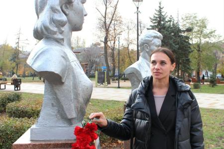 Комсомольский актив Луганска возложил цветы к бюстам молодогвардейцев