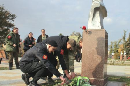 Комсомольцы Луганска возложили цветы к бюстам молодогвардейцев
