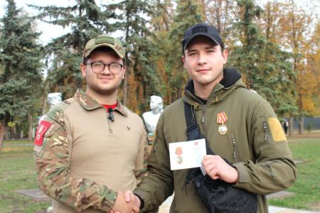 Комсомольцы Луганска возложили цветы к бюстам молодогвардейцев