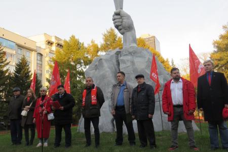 «Не забудем! Не простим!»: Новосибирск почтил память защитников Верховного Совета