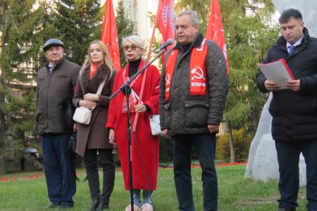 «Не забудем! Не простим!»: Новосибирск почтил память защитников Верховного Совета