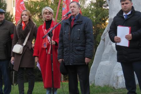 «Не забудем! Не простим!»: Новосибирск почтил память защитников Верховного Совета