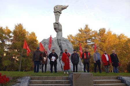 «Не забудем! Не простим!»: Новосибирск почтил память защитников Верховного Совета
