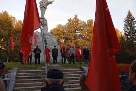 «Не забудем! Не простим!»: Новосибирск почтил память защитников Верховного Совета