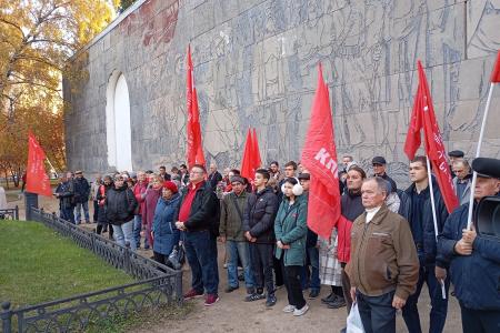 «Не забудем! Не простим!»: Новосибирск почтил память защитников Верховного Совета