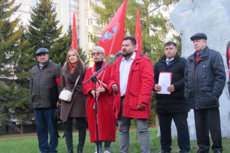 «Не забудем! Не простим!»: Новосибирск почтил память защитников Верховного Совета