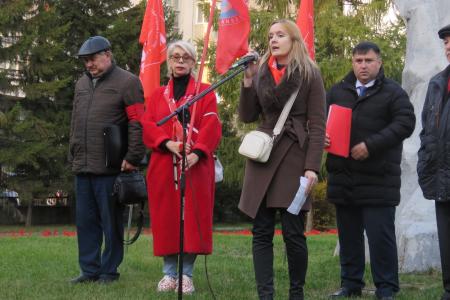 «Не забудем! Не простим!»: Новосибирск почтил память защитников Верховного Совета