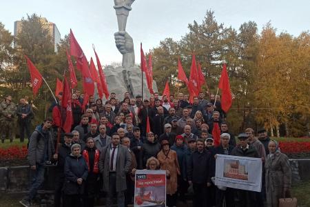 «Не забудем! Не простим!»: Новосибирск почтил память защитников Верховного Совета