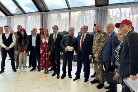 Лидер КПРФ Г.А. Зюганов открыл выставку картин художника Н.Ламидова «Донбасс, мы с тобой»
