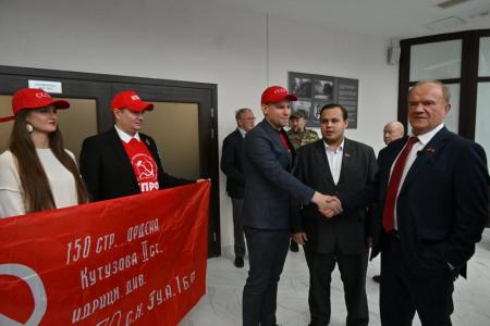 Лидер КПРФ Г.А. Зюганов открыл выставку картин художника Н.Ламидова «Донбасс, мы с тобой»