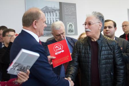 Лидер КПРФ Г.А. Зюганов открыл выставку картин художника Н.Ламидова «Донбасс, мы с тобой»