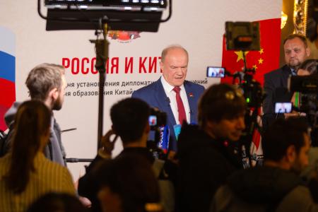 Геннадий Зюганов посетил торжественный вечер в честь 75-летия образования КНР и установления российско-китайских дипломатических отношений