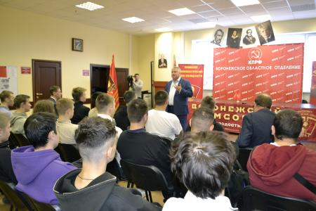 Воронежская область. Расправив упрямые плечи, вперёд комсомольцы идут