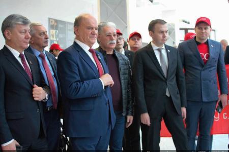 Лидер КПРФ Г.А. Зюганов открыл выставку картин художника Н.Ламидова «Донбасс, мы с тобой»