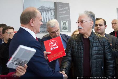 Лидер КПРФ Г.А. Зюганов открыл выставку картин художника Н.Ламидова «Донбасс, мы с тобой»
