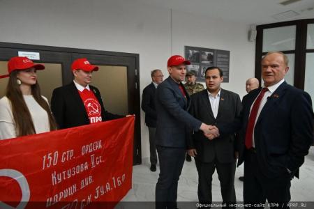 Лидер КПРФ Г.А. Зюганов открыл выставку картин художника Н.Ламидова «Донбасс, мы с тобой»