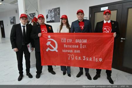 Лидер КПРФ Г.А. Зюганов открыл выставку картин художника Н.Ламидова «Донбасс, мы с тобой»