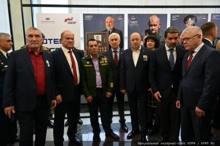 Г.А. Зюганов принял участие в открытии выставки «Отец Героя»