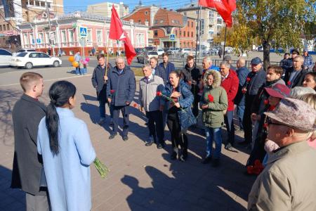 Не забудем «черный октябрь» 1993 года! Депутаты Госдумы Мария Прусакова и Анастасия Удальцова приняли участие в памятной акции в Барнауле