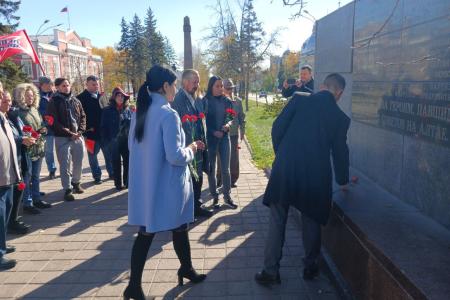 Не забудем «черный октябрь» 1993 года! Депутаты Госдумы Мария Прусакова и Анастасия Удальцова приняли участие в памятной акции в Барнауле