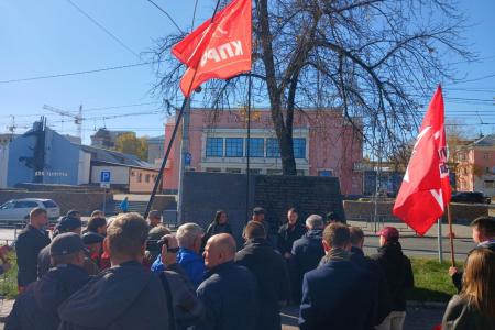 Не забудем «черный октябрь» 1993 года! Депутаты Госдумы Мария Прусакова и Анастасия Удальцова приняли участие в памятной акции в Барнауле