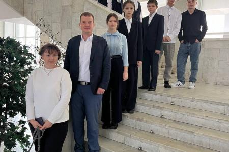 По приглашению члена ЦК КПРФ Айрата Гибатдинова и фракции КПРФ в ЗСО, воспитанники детского дома «Соловьиная роща» посетили Законодательное Собрание Ульяновской области
