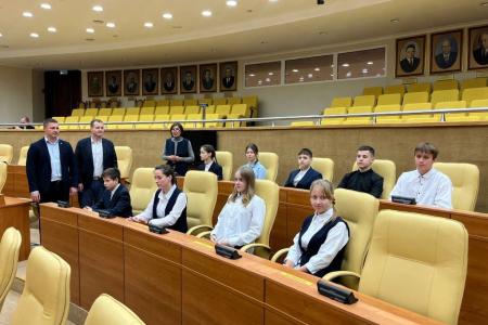 По приглашению члена ЦК КПРФ Айрата Гибатдинова и фракции КПРФ в ЗСО, воспитанники детского дома «Соловьиная роща» посетили Законодательное Собрание Ульяновской области