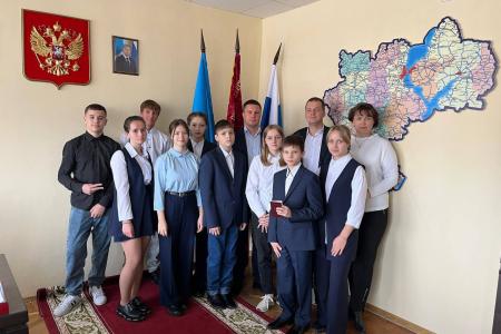 По приглашению члена ЦК КПРФ Айрата Гибатдинова и фракции КПРФ в ЗСО, воспитанники детского дома «Соловьиная роща» посетили Законодательное Собрание Ульяновской области