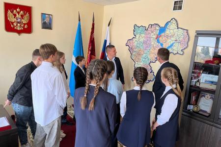 По приглашению члена ЦК КПРФ Айрата Гибатдинова и фракции КПРФ в ЗСО, воспитанники детского дома «Соловьиная роща» посетили Законодательное Собрание Ульяновской области