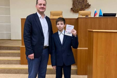 По приглашению члена ЦК КПРФ Айрата Гибатдинова и фракции КПРФ в ЗСО, воспитанники детского дома «Соловьиная роща» посетили Законодательное Собрание Ульяновской области