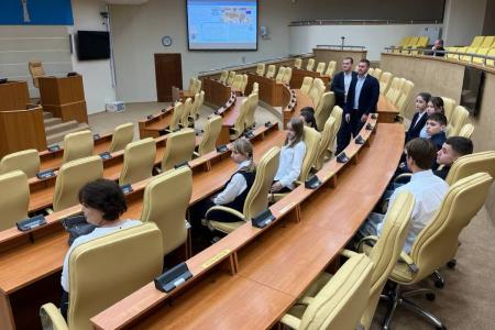 По приглашению члена ЦК КПРФ Айрата Гибатдинова и фракции КПРФ в ЗСО, воспитанники детского дома «Соловьиная роща» посетили Законодательное Собрание Ульяновской области